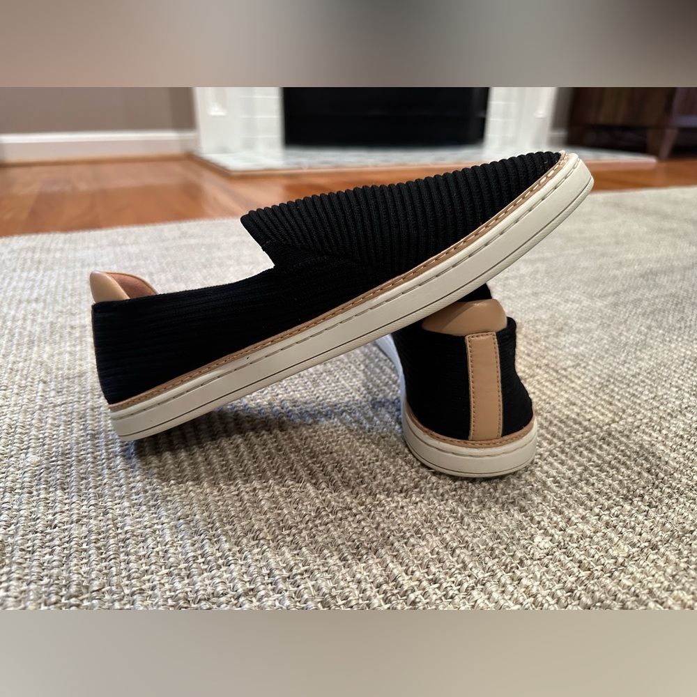 UGG Alameda Sammy Slip-On Sneakers / Black & Tan / Size 9